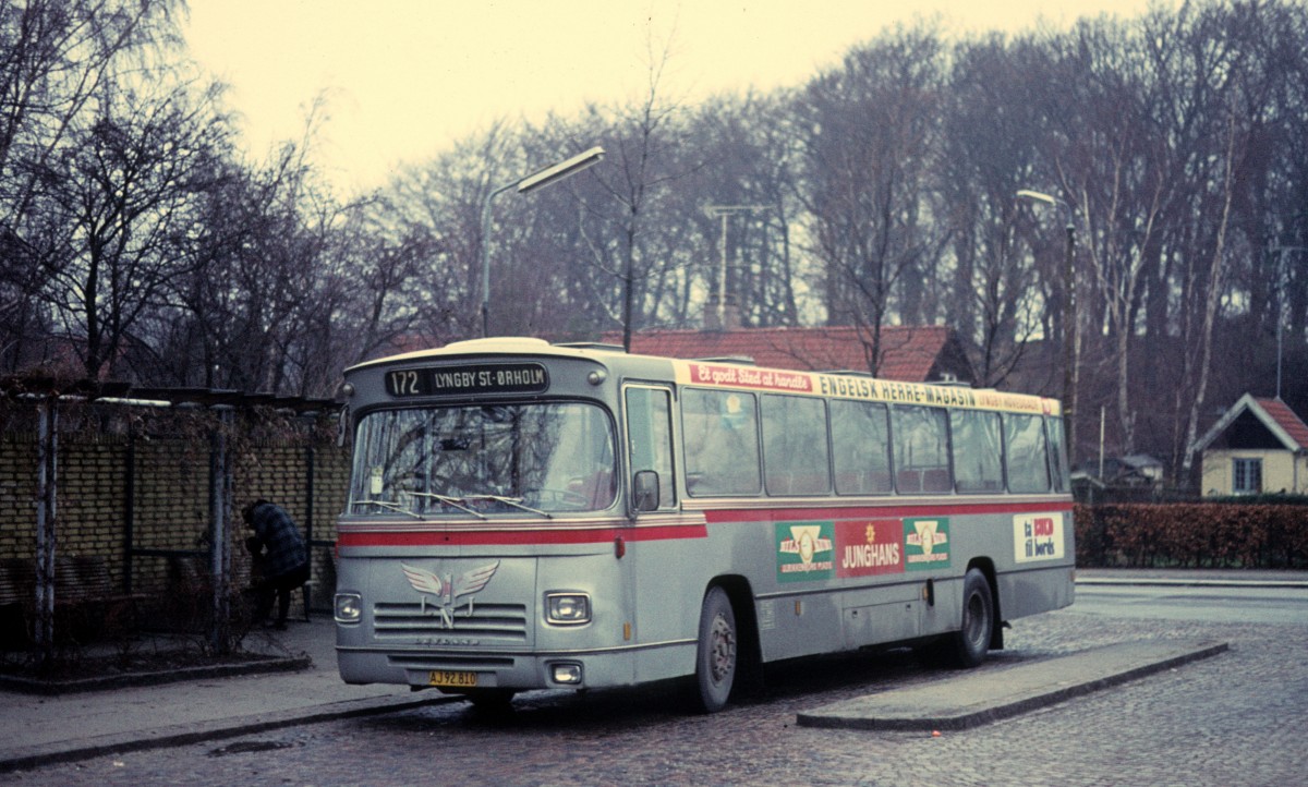 LNJ (Lyngby-Nærum-Jernbane, Nærumbanen) Buslinie 172 (Leyland/DAB-LIDRT Serie 2 - AJ 92.810) Ørholm am 29. Dezember 1973. 
