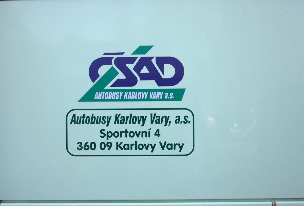 Logo CSAD Karlovy Vary, das Unternehmen stellte 2 der Pendelbusse zum Narodni den zeleznice. 24.09.2016  Cheb  11:36 Uhr.