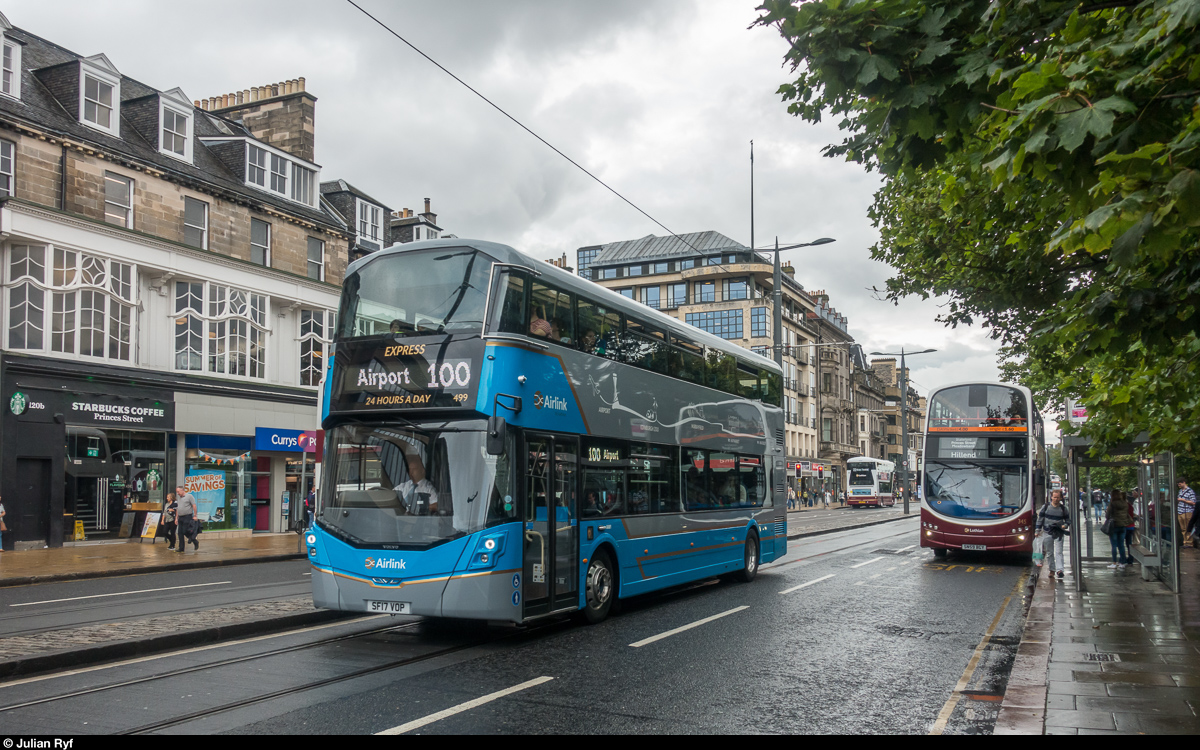 Lothian Buses Airlink Volvo B5LH zum Flughafen und ein etwas älterer B5LH auf der Linie 4 am 23. August 2017 auf der Princes Street in Edinburgh.