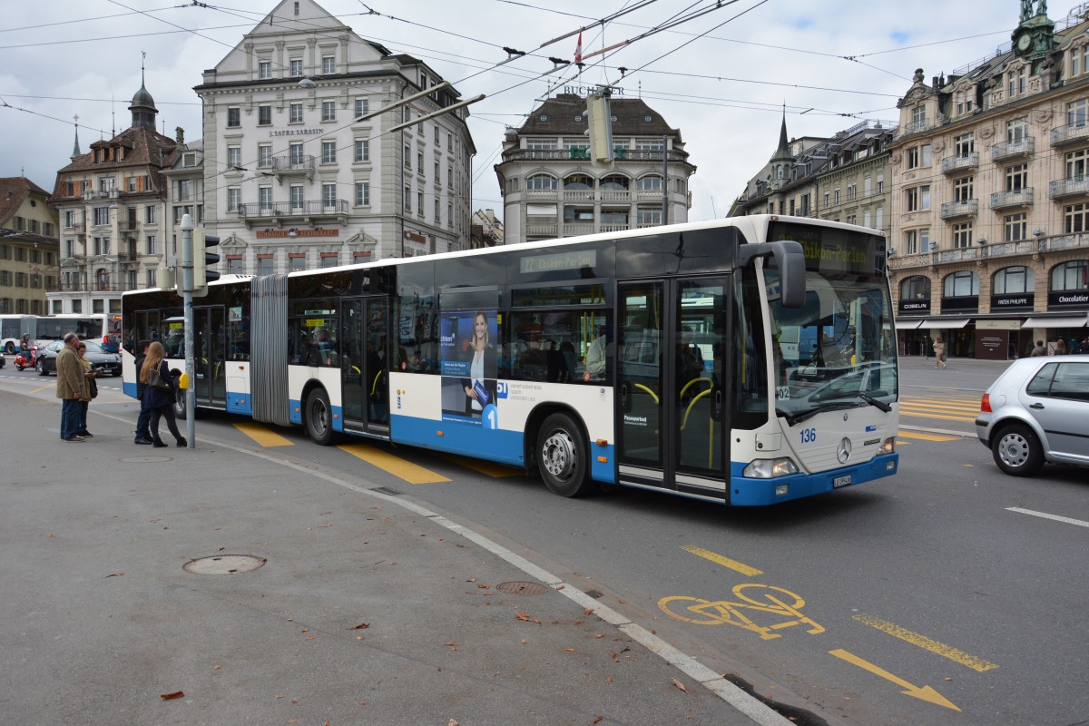 LU-199436 fährt am 08.10.2015 auf der Linie 22 durch Luzern. Aufgenommen wurde ein Mercedes Benz Citaro G / Luzern Zentrum.
