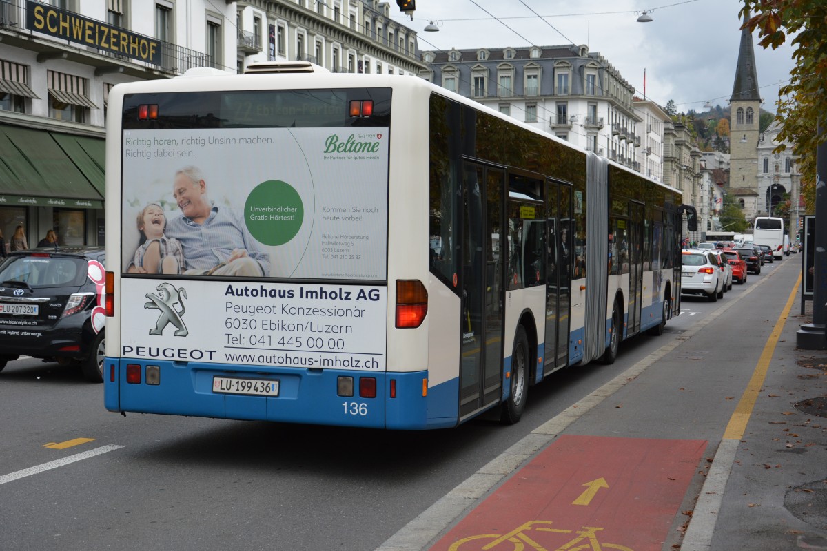 LU-199436 fährt am 08.10.2015 auf der Linie 22 durch Luzern. Aufgenommen wurde ein Mercedes Benz Citaro G / Luzern Zentrum.
