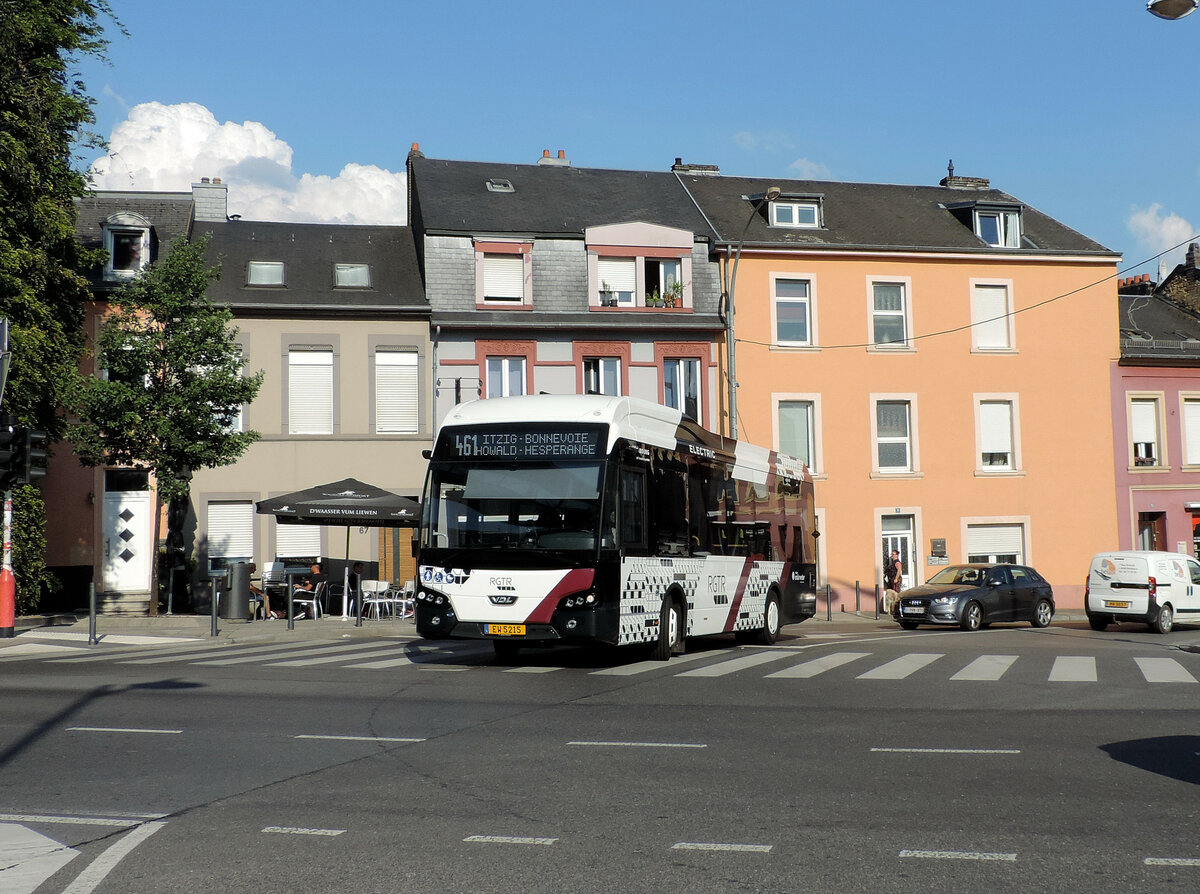 Luxemburg - 29. Juli 2022 : Citea LLE 99 Electric Nr 5215 des Unternehmen Emile Weber auf der Linie 461 im Einsatz. Er trägt das neue Farbshema der RGTR, zwar Weiss, Schwarz und Grau. Der dunkel Rote Streifen zeigt dass der Bus an der Firma Emile Weber gehört.
