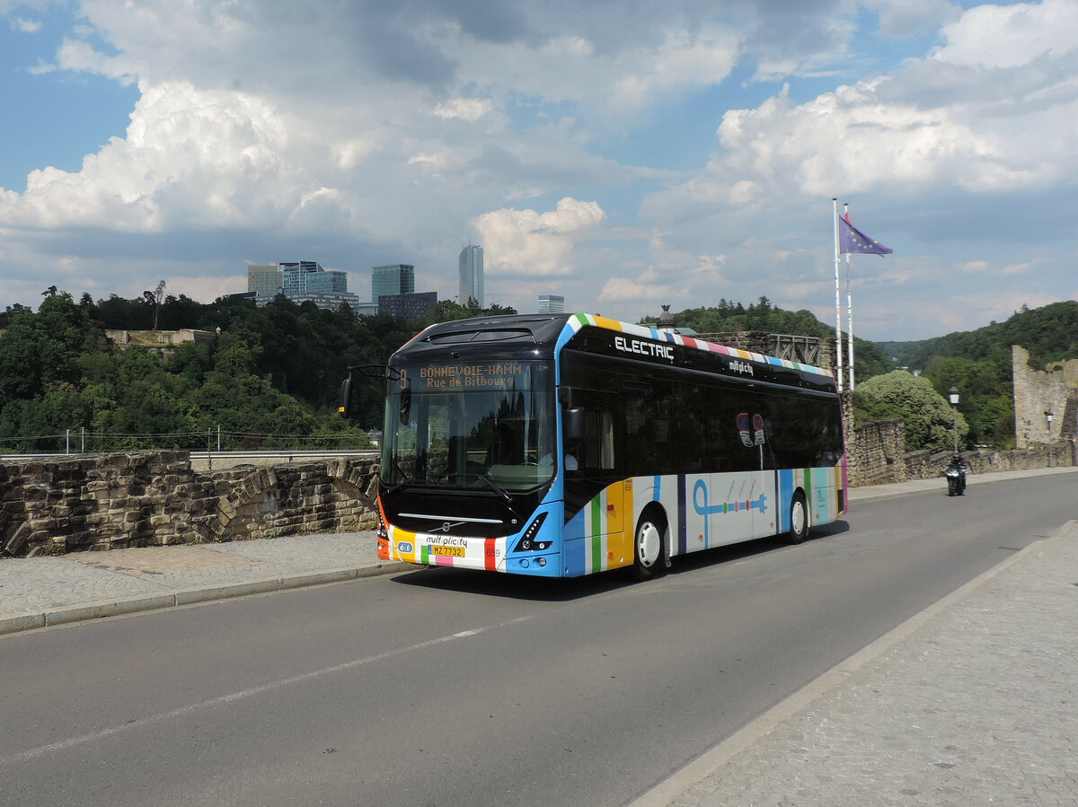 Luxemburg - 29. Juli 2022 : Volvo 7900 E Nr 659 des Unternehmen Sales Lentz auf der Linie 9 im Einsatz.