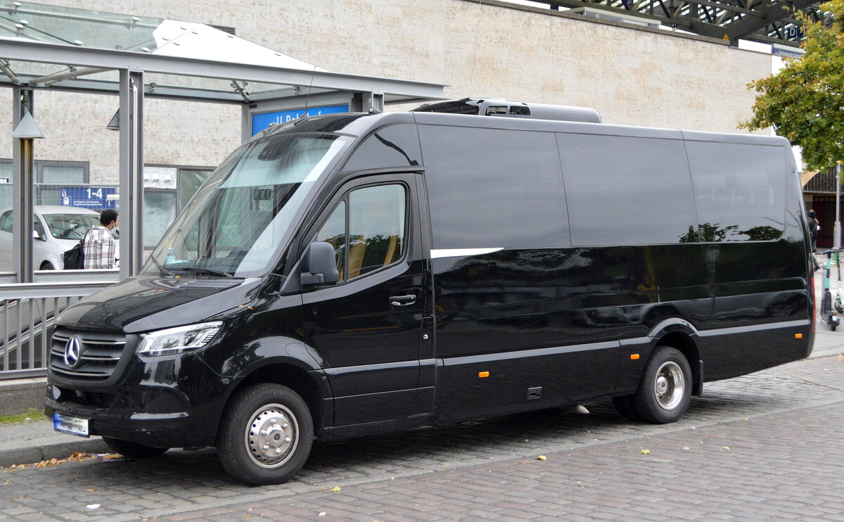 Luxus-KLeinbus, ein MERCEDES BENZ SPRINTER mit verdunkelten Scheiben (VIP Transporte) aus Berlin am 23.09.21 Parkplatz Berlin Zoologischer Garten.