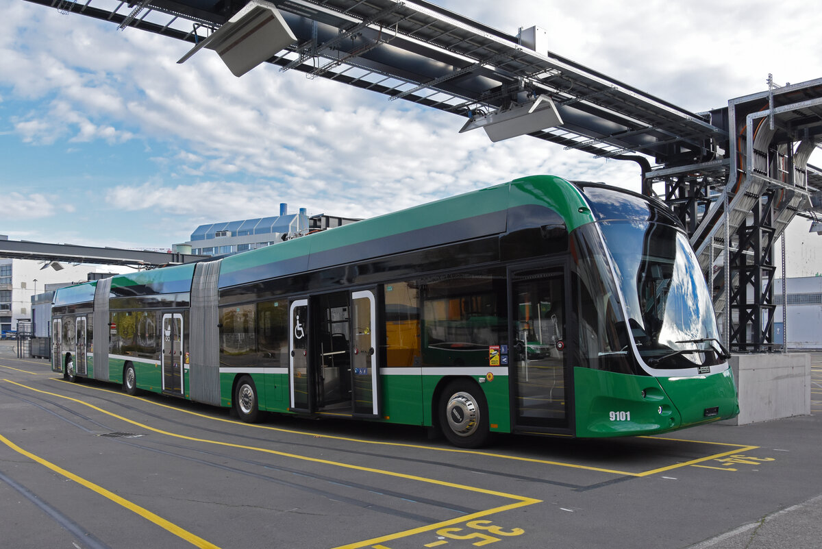 m 08.11.2022 kommt der erste Hess Doppel Gelenkbus 9101 beim Busprovisorium im Klybeck an. Hier steht der Bus auf einem Abstellplatz.