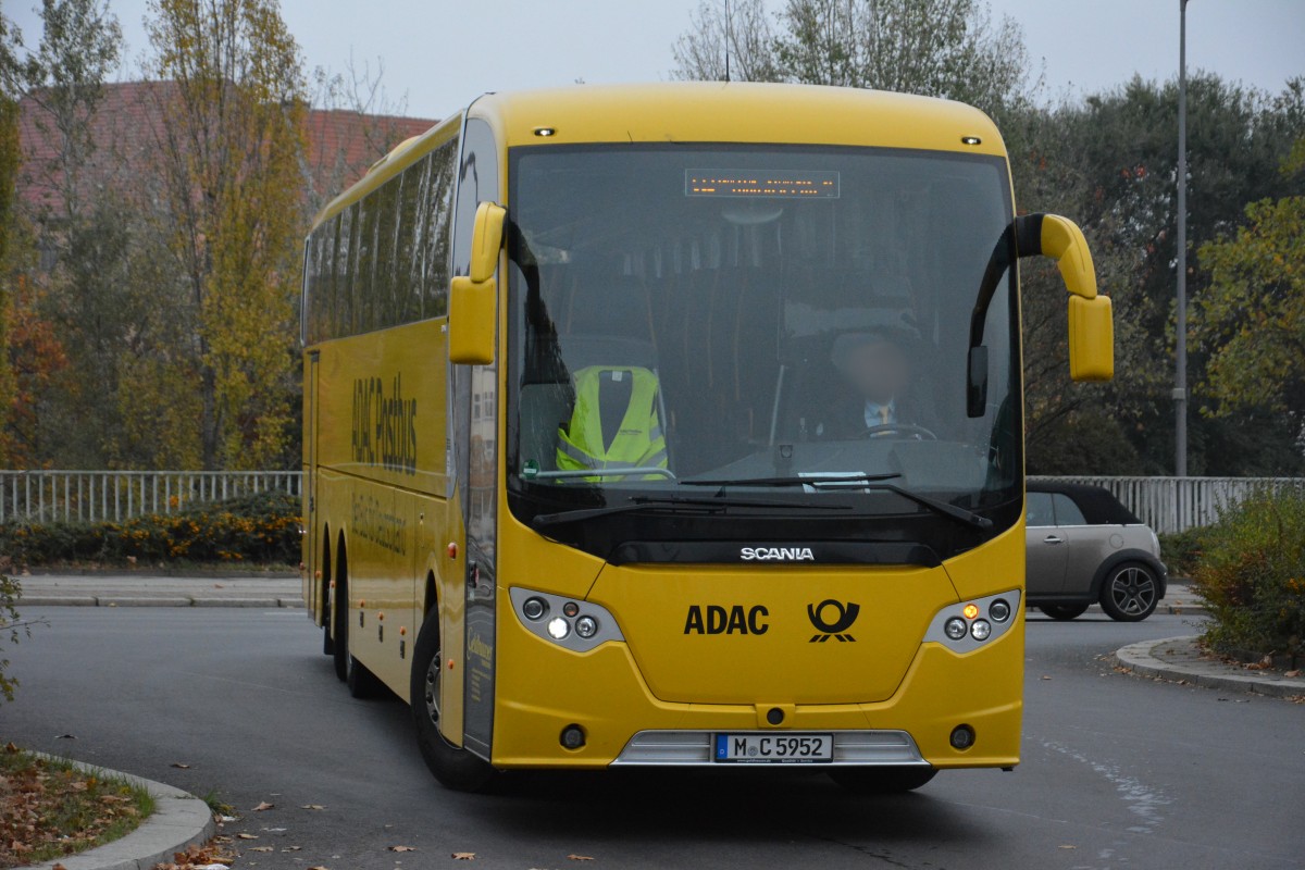 M-C 5952 (Scania OmniExpress) wird gleich am ZOB Berlin am 25.10.2014 bereitgestellt.
