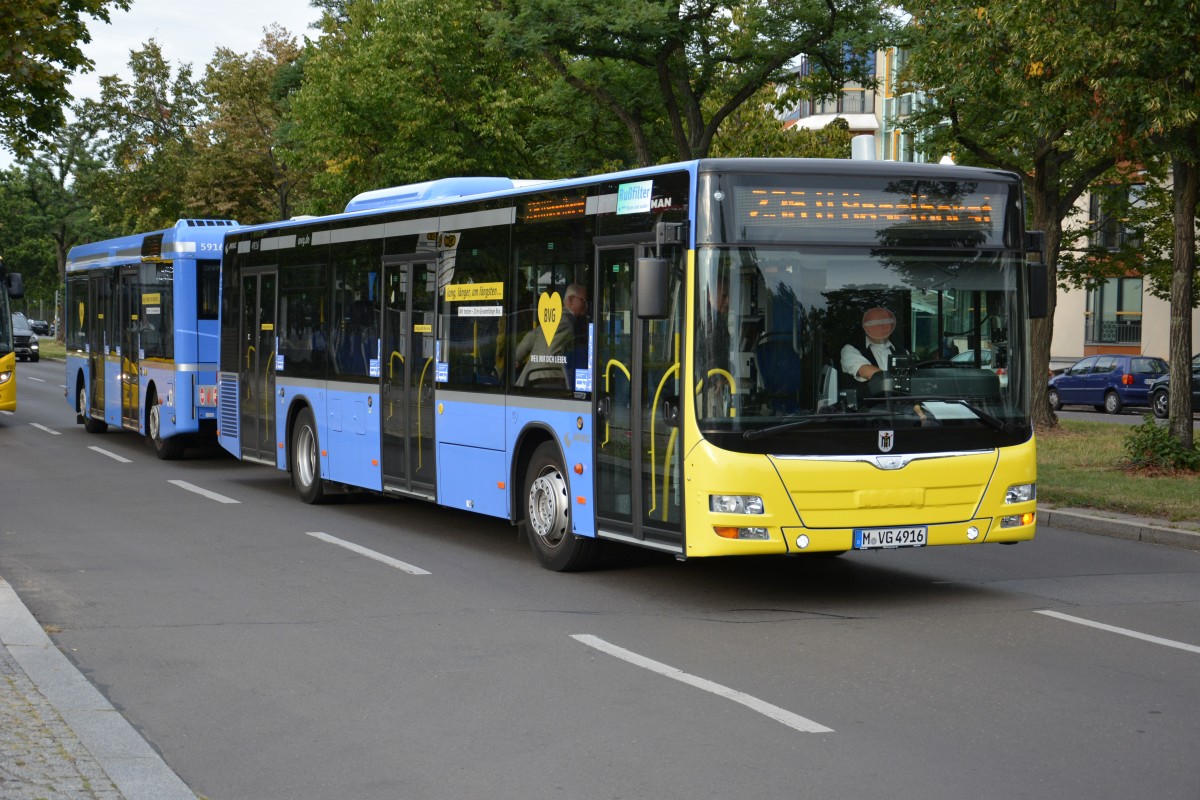 M-VG 4916 ist am 03.09.2015 zum Test auf der BVG Linie 236. Aufgenommen wurde ein MAN Lion's City mit Göppel Anhänger / Berlin Spandau Am Omnibushof.
