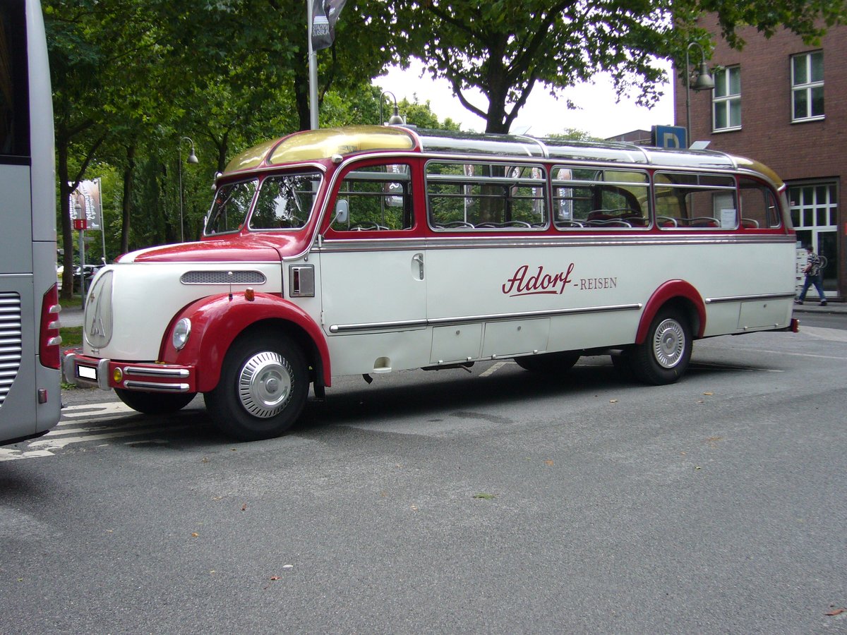 Magirus Deutz O3500 Omnibus aus dem Jahr 1953. Dieser Bus wurde 1953 an ein Reisebusunternehmen im Schwarzwald ausgeliefert und bei diesem 1969 außer Dienst gestellt. Danach wurde der Bus 26 Jahre lang in einer Scheune abgestellt. Im Jahr 1995 wurde der Bus vom Düsseldorfer Busunternehmer Adorf gekauft und ab 1999 restauriert. Der luftgekühlte 
V6-motor hat einen Hubraum von 7983 cm³ und leistet 125 PS. Der nostalgische Bus bietet 35 Fahrgästen Platz. Besucherparkplatz des LaPaDu am 23.07.2017.