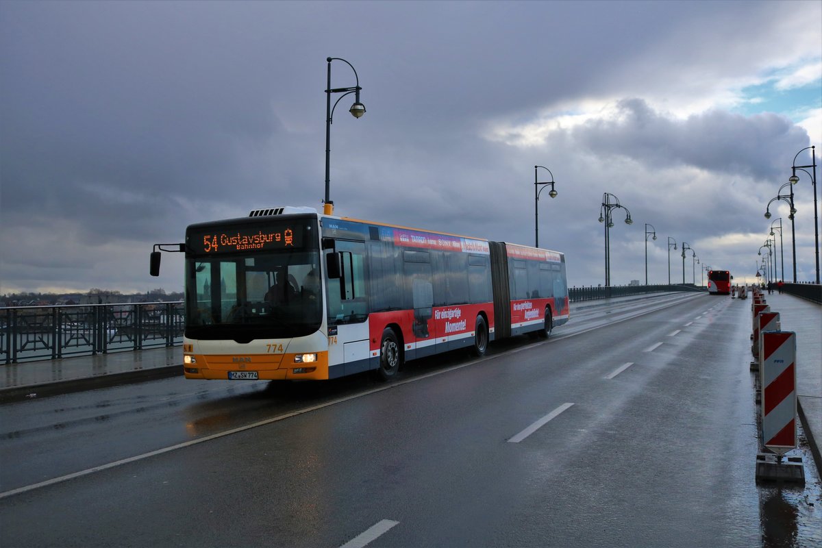 Mainzer Mobilität MAN Lions City G Wagen 774 am 18.01.20 auf der Theodor Heuss Brücke die zur Zeit für Autos gesperrt ist