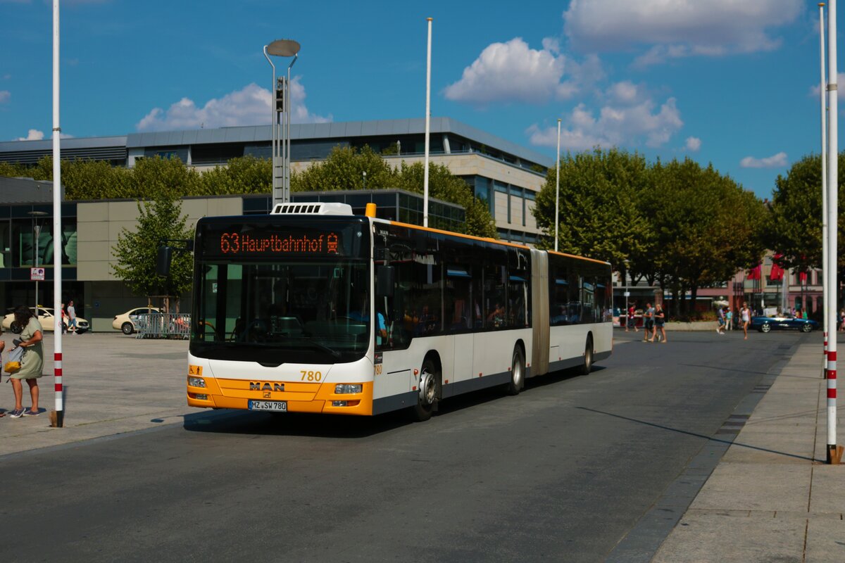 Mainzer Mobilität MAN Lions City G Wagen 780 am 16.08.22 am Höfchen in der Innenstadt