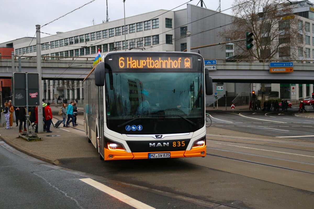 Mainzer Mobilität MAN Lions City Wagen 835 am 12.02.24 in Mainz Hauptbahnhof