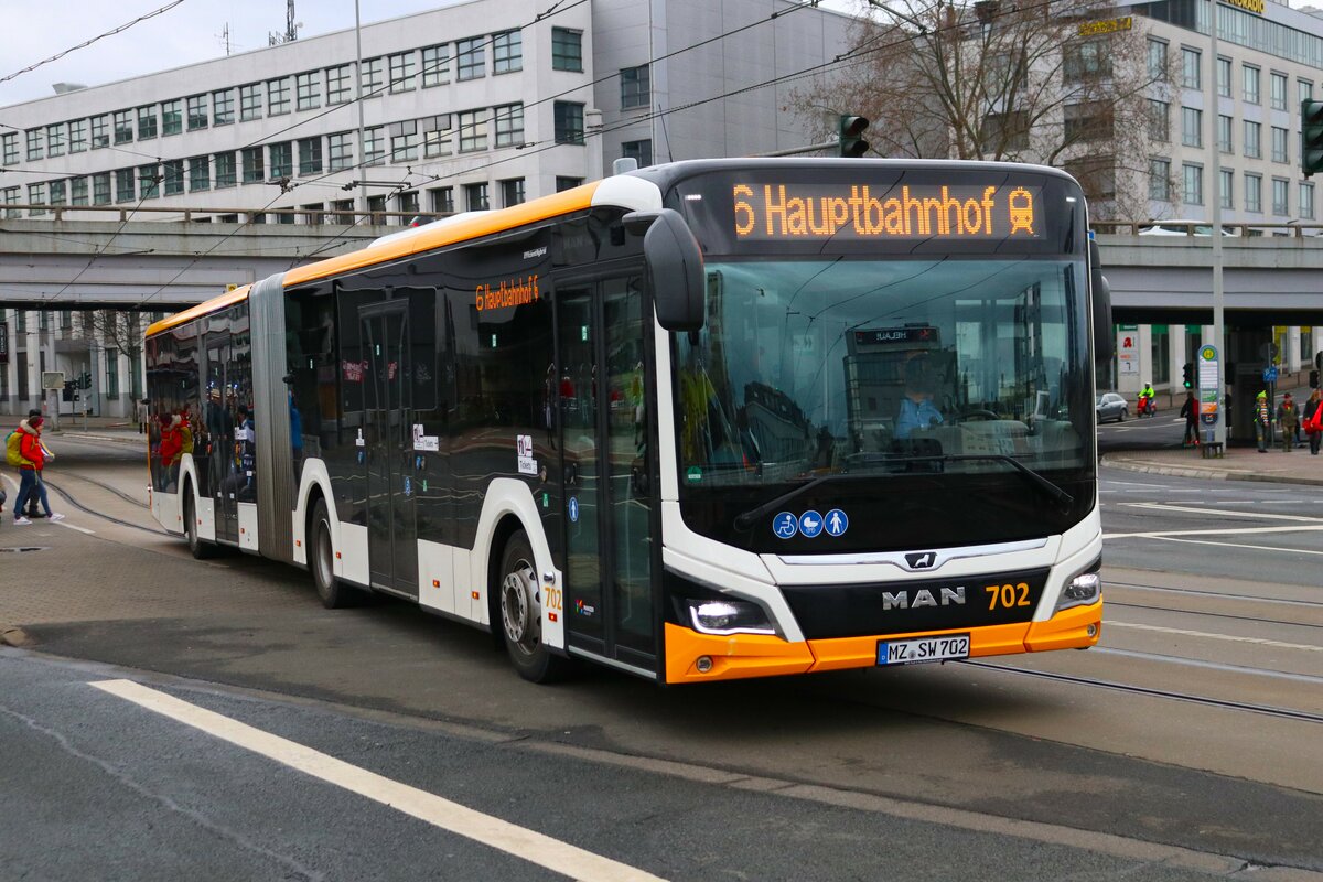 Mainzer Mobilität MAN Lions G City Wagen 702 am 12.02.24 in Mainz Hauptbahnhof