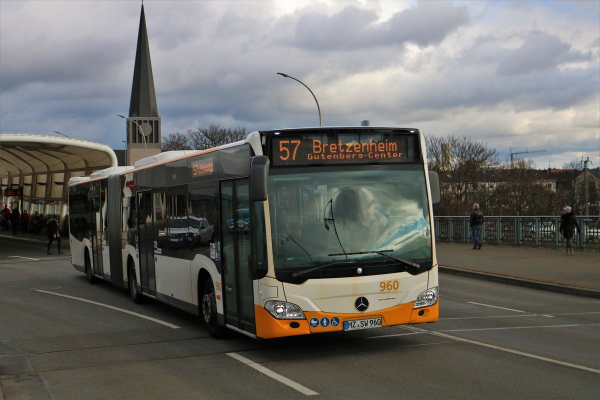 Mainzer Mobilität Mercedes Benz Citaro 2 G Wagen 960 am 18.01.20 auf der Theodor Heuss Brücke die zur Zeit für Autos gesperrt ist