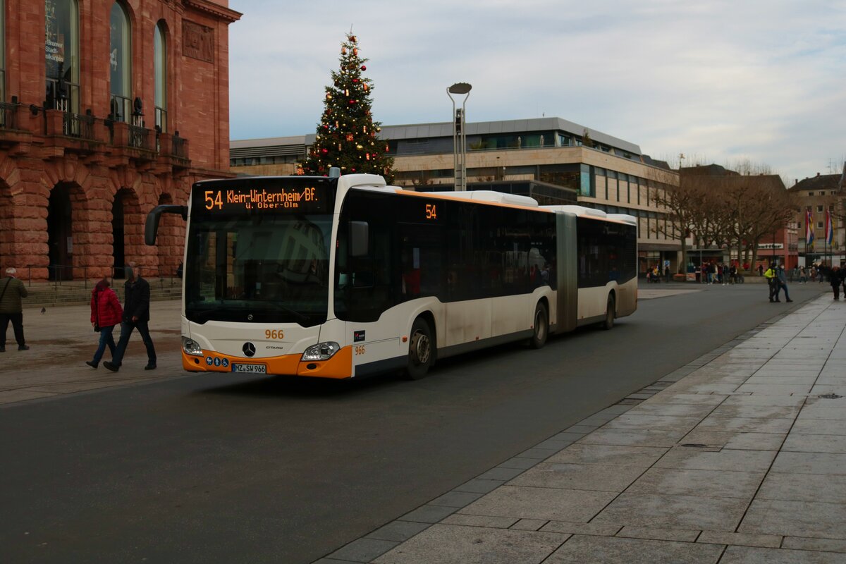 Mainzer Mobilität Mercedes Benz Citaro 2 G Wagen 966 am 31.12.21 in Mainz Innenstadt