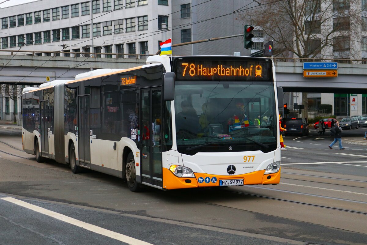 Mainzer Mobilität Mercedes Benz Citaro 2 G Wagen 977 am 12.02.24 in Mainz Hauptbahnhof
