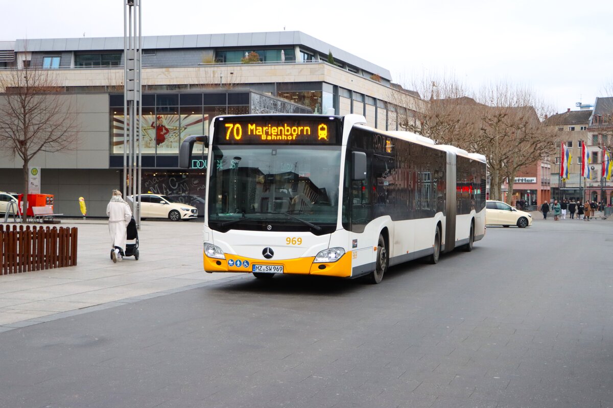 Mainzer Mobilität Mercedes Benz Citaro 2 G Wagen 969 am 31.12.25 am Höfchen in der Innenstadt