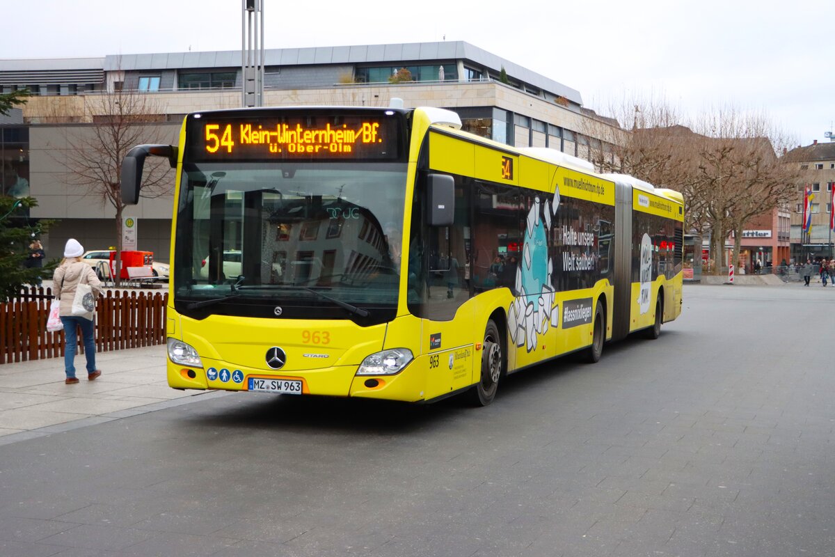 Mainzer Mobilität Mercedes Benz Citaro 2 G Wagen 963 am 31.12.25 am Höfchen in der Innenstadt