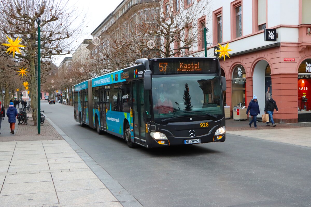 Mainzer Mobilität Mercedes Benz Citaro 2 G Wagen 928 am 31.12.25 am Höfchen in der Innenstadt