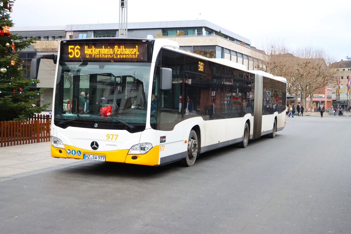 Mainzer Mobilität Mercedes Benz Citaro 2 G Wagen 977 am 31.12.25 am Höfchen in der Innenstadt