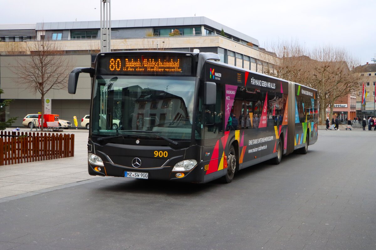 Mainzer Mobilität Mercedes Benz Citaro 2 G Wagen 900 am 31.12.25 am Höfchen in der Innenstadt