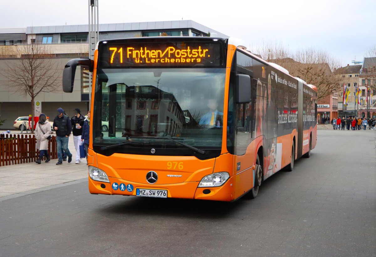 Mainzer Mobilität Mercedes Benz Citaro 2 G Wagen 976 am 31.12.25 am Höfchen in der Innenstadt