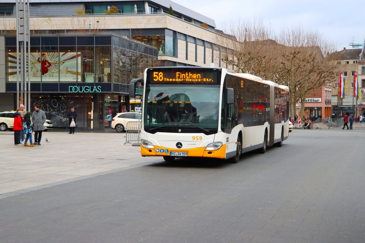Mainzer Mobilität Mercedes Benz Citaro 2 G Wagen 959 am 31.12.25 am Höfchen in der Innenstadt