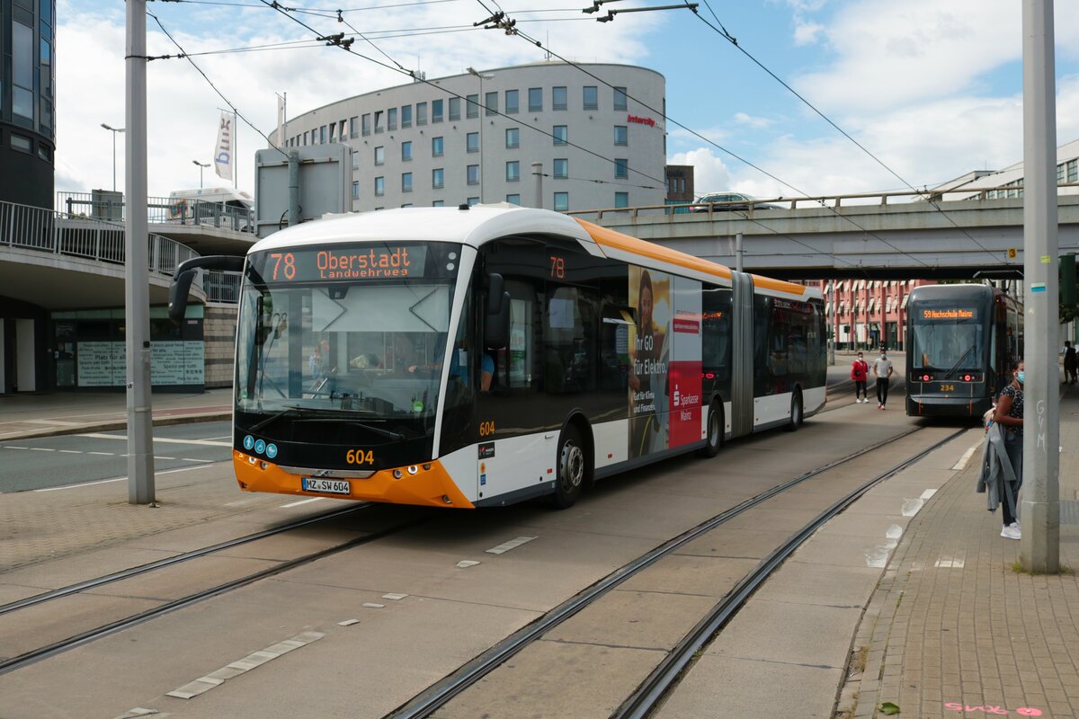 Mainzer Mobilität Sileo Elektrobus Wagen 604 am 10.08.21 am Hauptbahnhof
