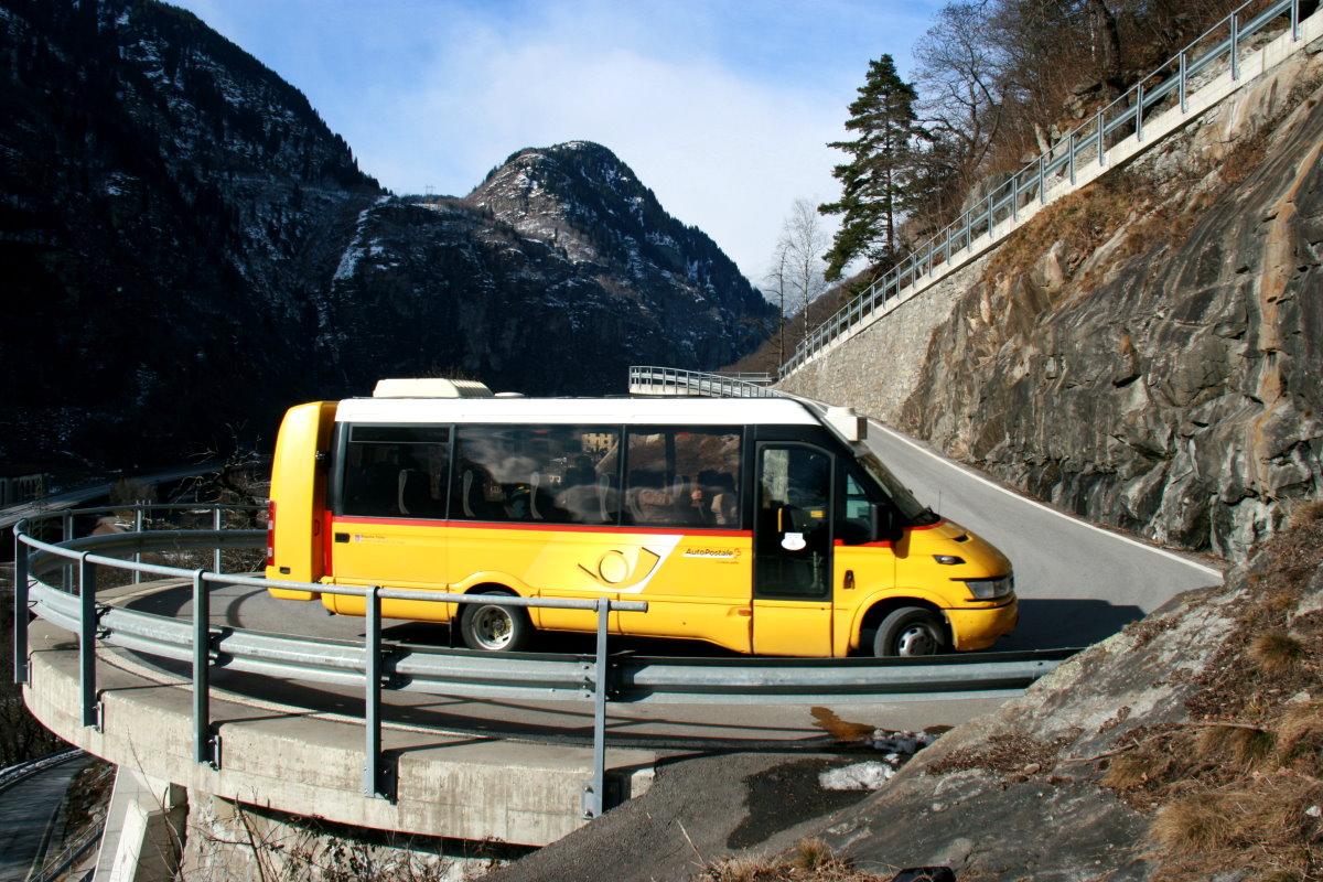 Mal wieder ein Beispiel für einen sehr fotogenen, atemberaubenen und fahrtechnisch sehr ansprugssvollen Postautokurs. Zudem verkehren hier mal keine Sprinter, sondern Dailys. 
Ein Iveco Daily Postauto auf dem Kurs 62.124 Lavorgo - Sobrio in Serpentinen von Lavorgo; 08.02.2015