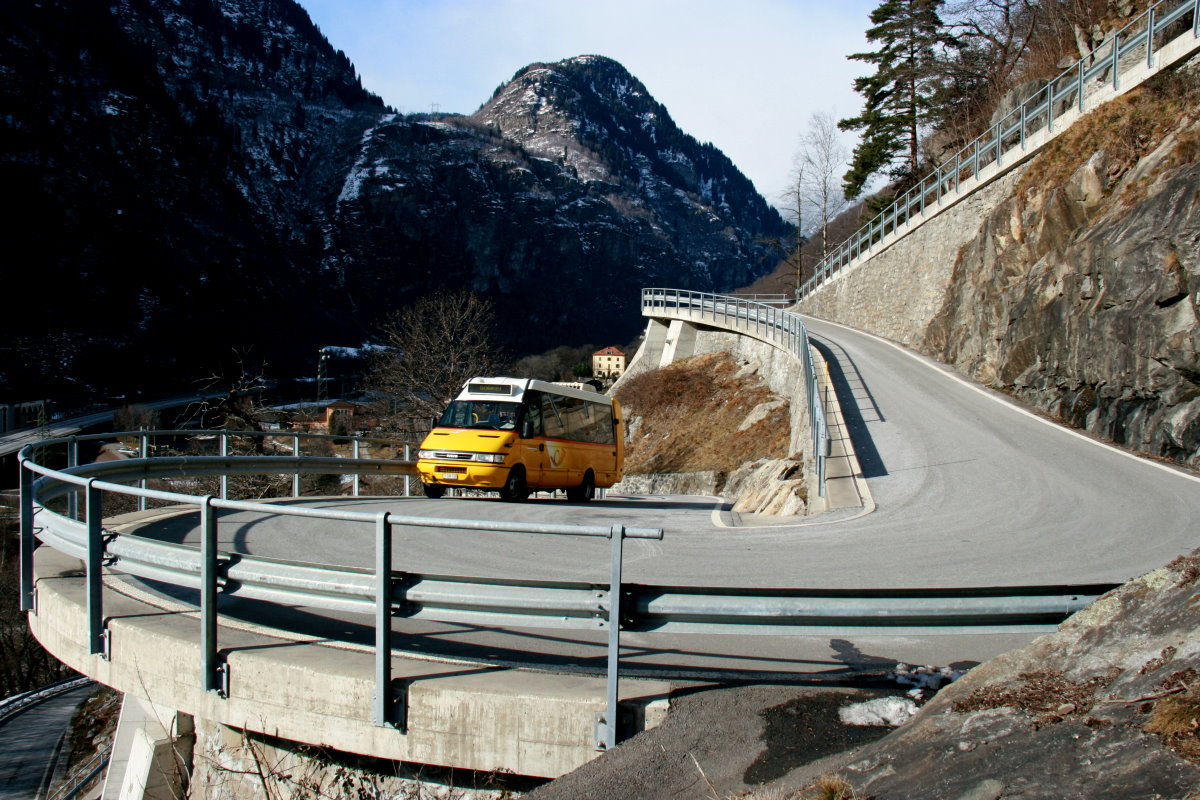 Mal wieder ein Beispiel für einen sehr fotogenen, atemberaubenen und fahrtechnisch sehr ansprugssvollen Postautokurs. Zudem verkehren hier mal keine Sprinter, sondern Dailys. 
Ein Iveco Daily Postauto auf dem Kurs 62.124 Lavorgo - Sobrio in Serpentinen von Lavorgo; 08.02.2015