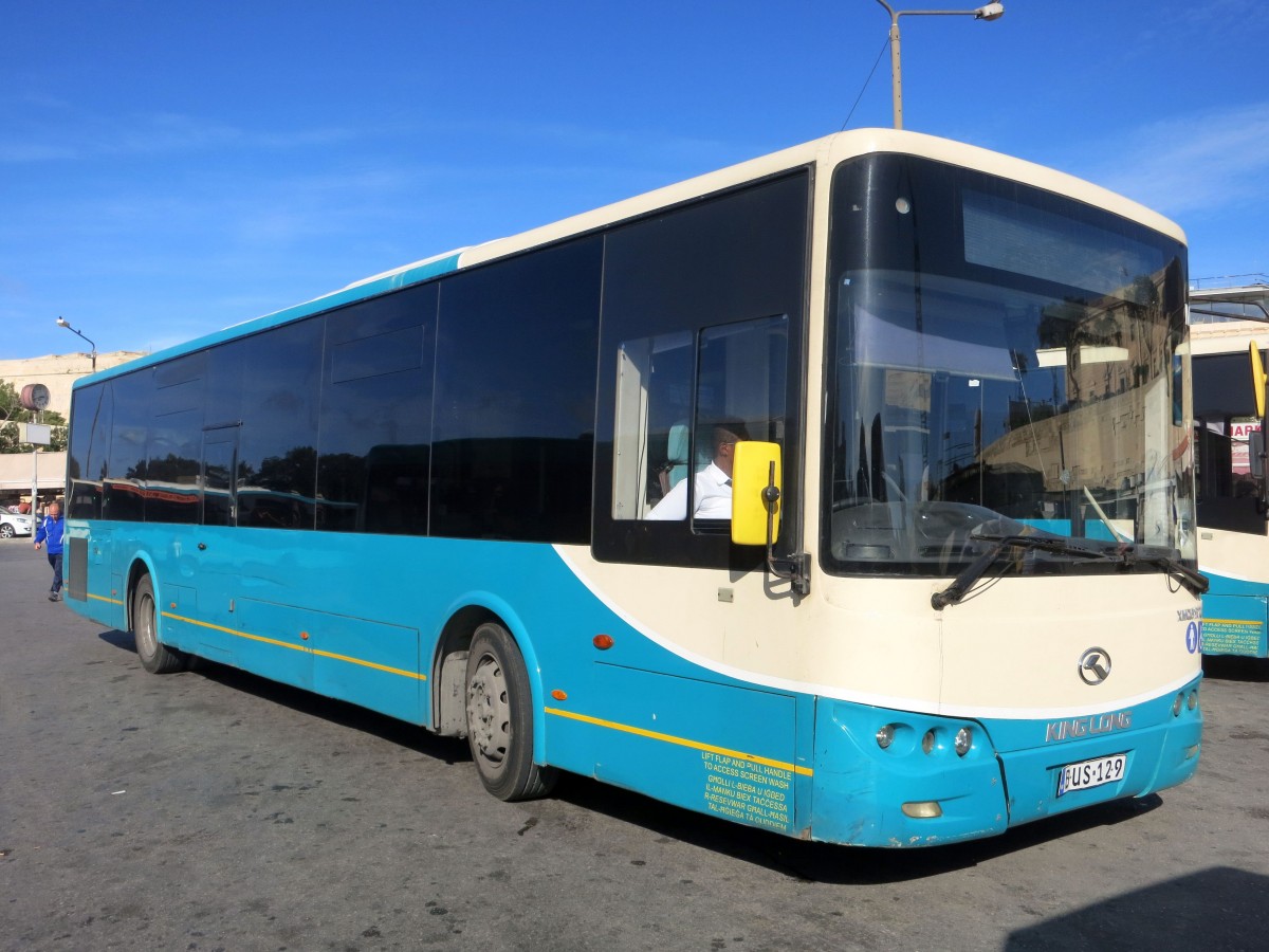 Malta / Valletta: Ein Bus des Herstellers King Long mit der Wagennummer 129 von Malta Public Transport (noch in Arriva- Lackierung), aufgenommen im November 2014 in der Innenstadt (Tritonenbrunnen) am Busbahnhof von Valletta. 
