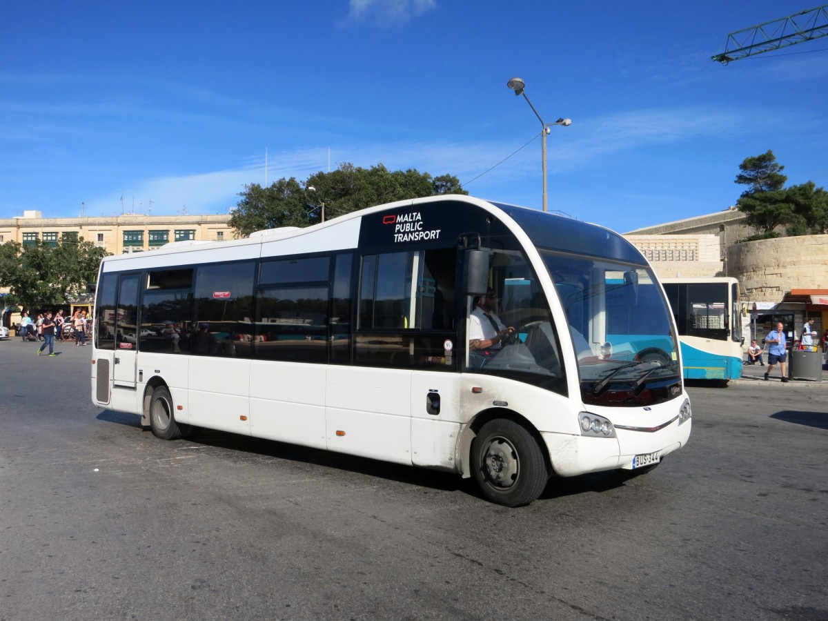 Malta / Valletta: Ein Bus des Herstellers Optare mit der Wagennummer 344 von Malta Public Transport, aufgenommen im November 2014 in der Innenstadt (Tritonenbrunnen) am Busbahnhof von Valletta. 