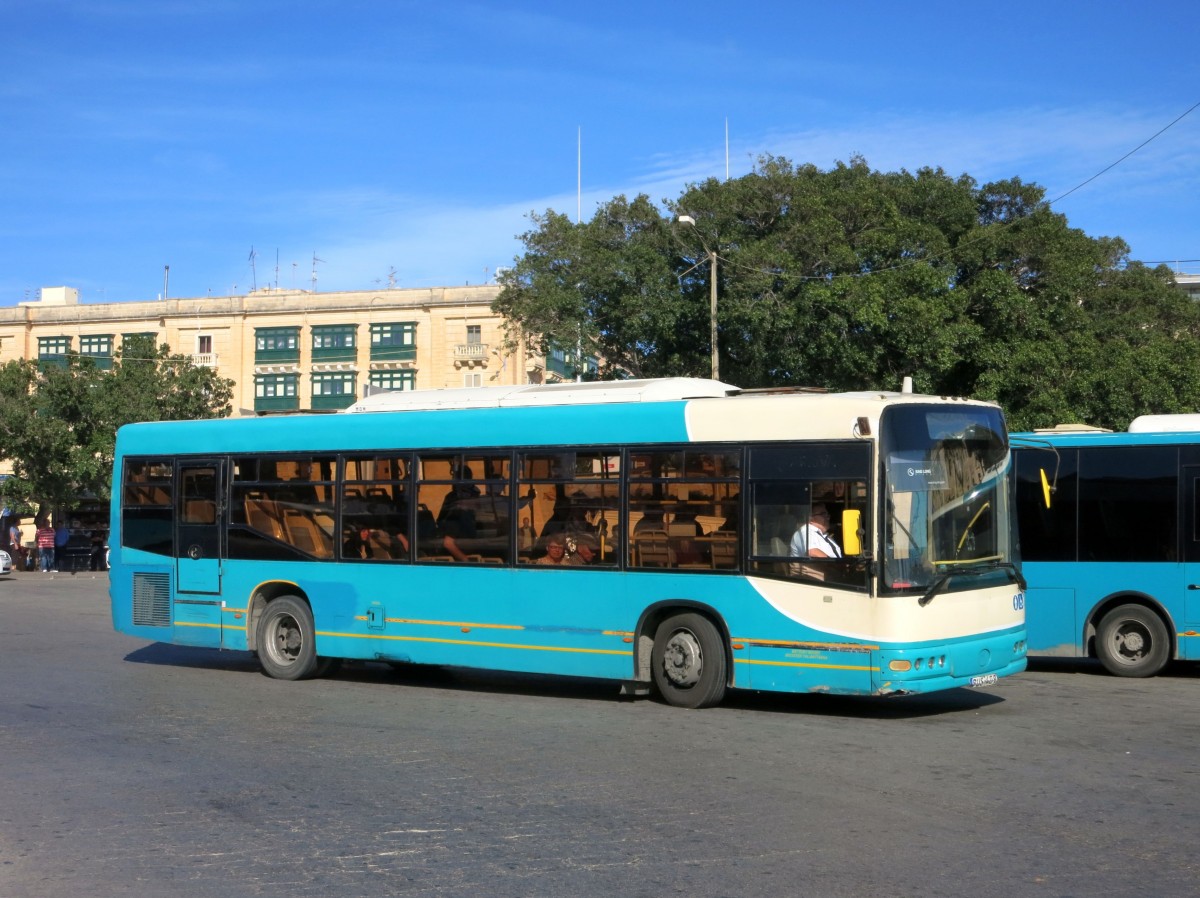 Malta / Valletta: Ein Bus des Herstellers King Long mit der Wagennummer 409 von Malta Public Transport (noch in Arriva- Lackierung), aufgenommen im November 2014 in der Innenstadt (Tritonenbrunnen) am Busbahnhof von Valletta. 