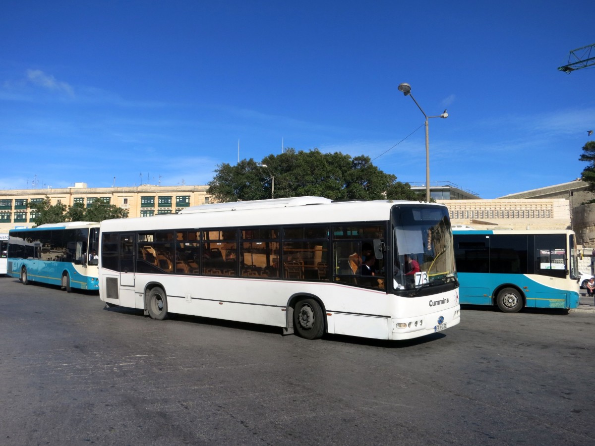 Malta / Valletta: Ein Bus des Herstellers King Long, aufgenommen im November 2014 in der Innenstadt (Tritonenbrunnen) am Busbahnhof von Valletta.