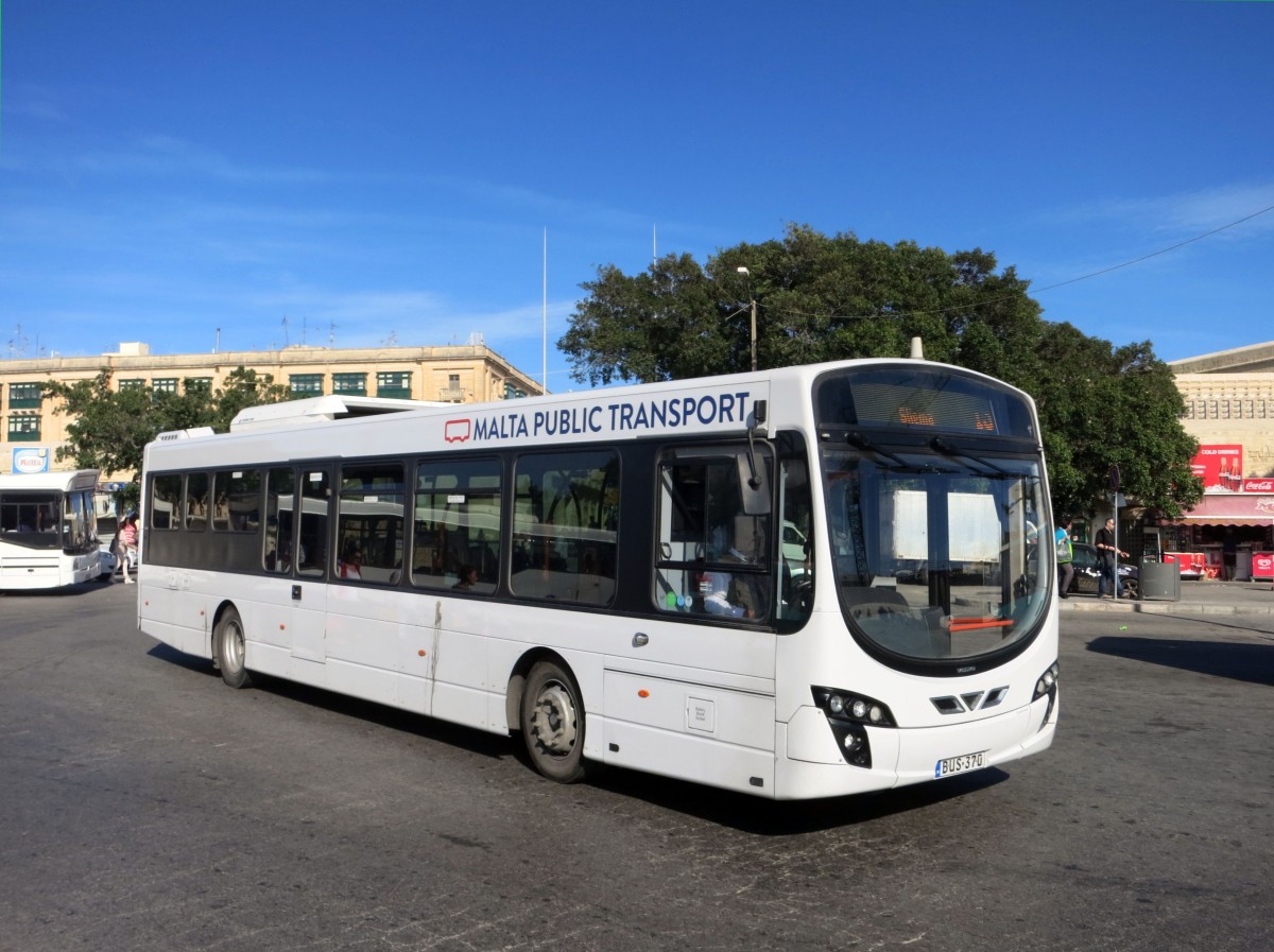 Malta / Valletta: Volvo B7RLE mit der Wagennummer 370 von Malta Public Transport, aufgenommen im November 2014 in der Innenstadt (Tritonenbrunnen) am Busbahnhof von Valletta. 