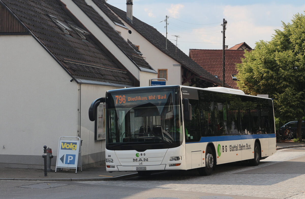 MAN 30 von Maag Busbetrieb in Wangen bei Dübendorf, Dorfplatz am 08.07.2018.
