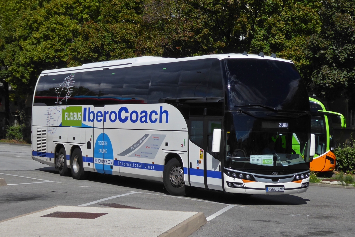 MAN Beulas Glory, im Dienst für Flixbus Portugal, verlässt den Busbahnhof von Grenoble. 09.2022
