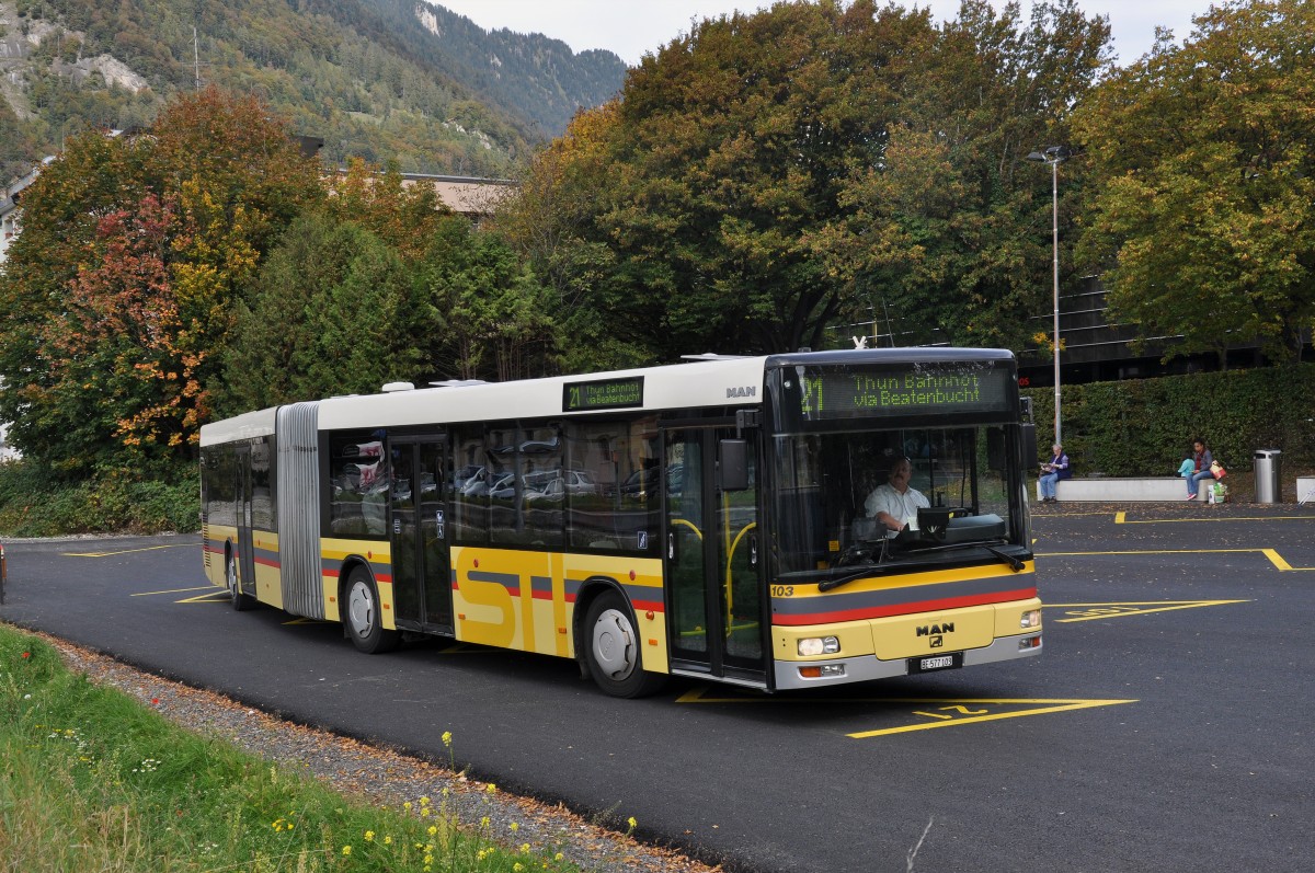 MAN Bus 103 auf der Linie 21 wartet auf dem provisorischen Busplatz beim Bahnhof Interlaken West. Die Aufnahme stammt vom 07.10.2014.