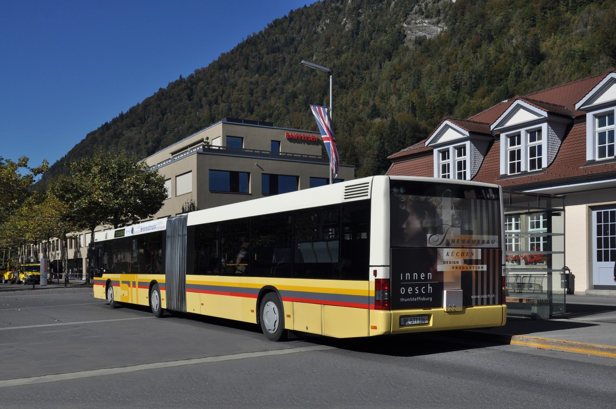 MAN Bus 106 auf der Linie 21 wartet beim Bahnhof Interlaken Ost. Die Aufnahme stammt vom 09.10.2014.