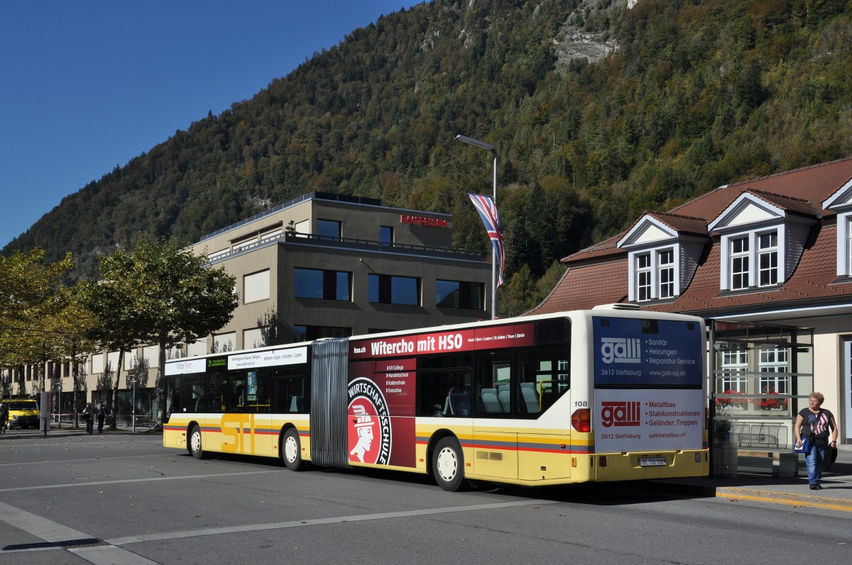 MAN Bus 108 auf der Linie 21 wartet beim Bahnhof Interlaken Ost. Die Aufnahme stammt vom 09.10.2014.