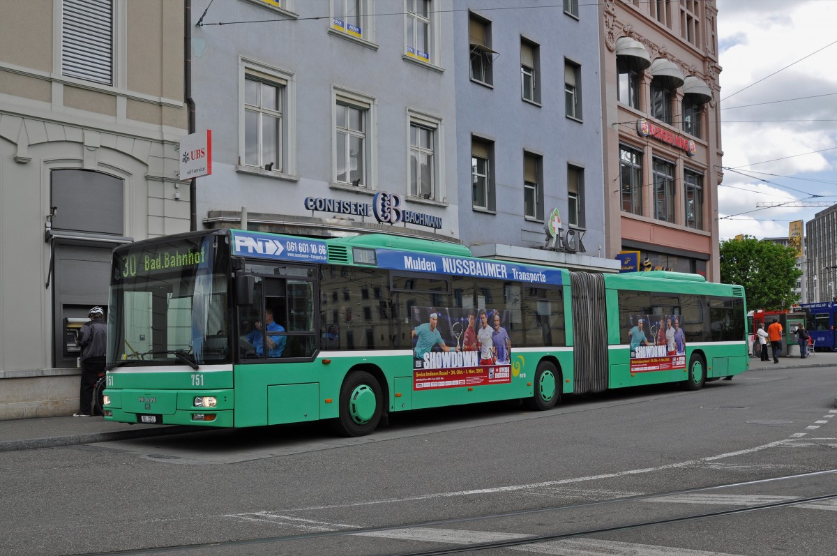 MAN Bus 751 auf der Linie 30 wartet an der Endstation beim Bahnhof SBB . Die Aufnahme stammt vom 07.05.2015.