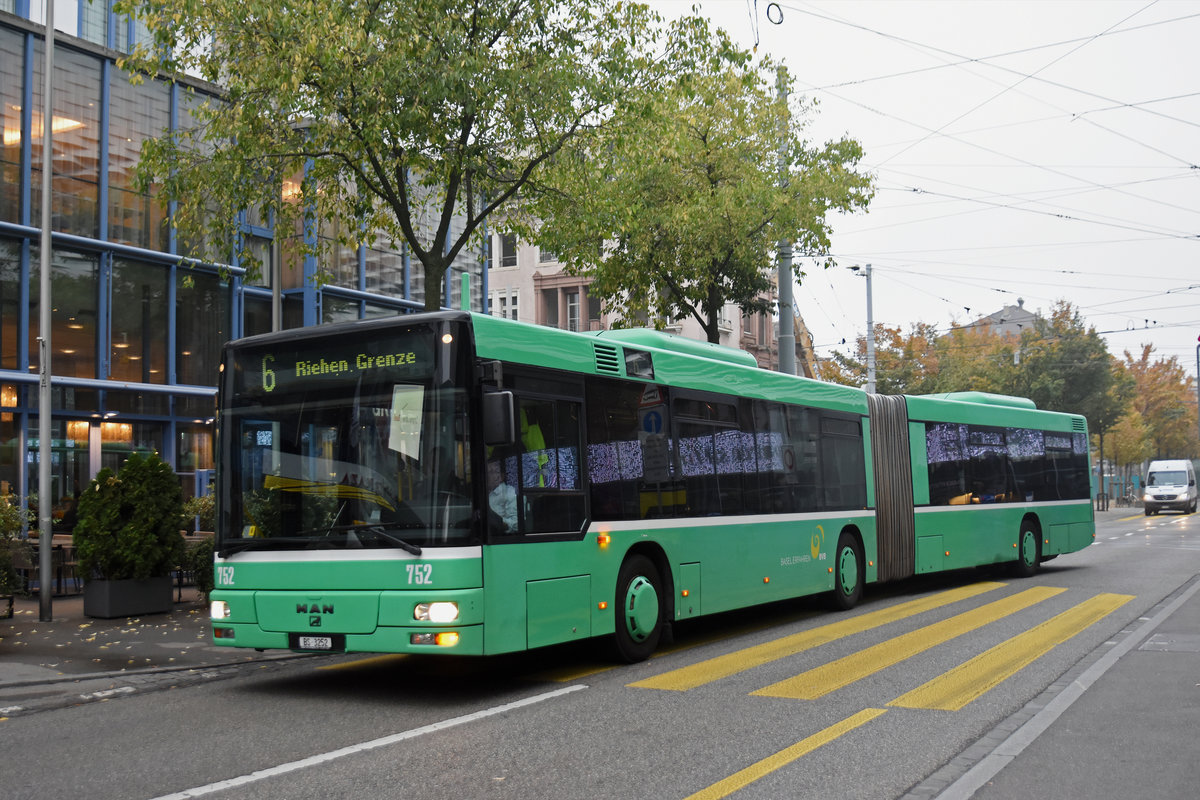 MAN Bus 752 im Einsatz als Tramersatz auf der Linie 6, verlässt die Endhaltestelle am Messeplatz. Die Busse ersetzen das Tram, weil die Geleise beim badischen Bahnhof ersetzt werden und die Haltestelle behindertengerecht umgebaut werden. Die Aufnahme stammt vom 19.10.2018.