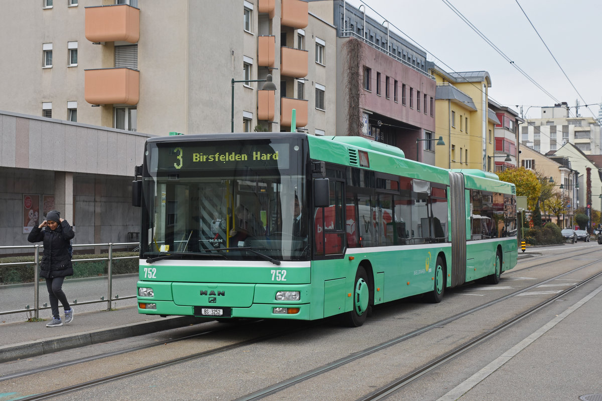 MAN Bus 752 im Einsatz als Tramersatz auf der Linie 3, die wegen einer Baustelle nicht nach Birsfelden verkehren kann. Hier bedient der Bus die Haltestelle Schulstrasse. Die Aufnahme stammt vom 23.11.2018.