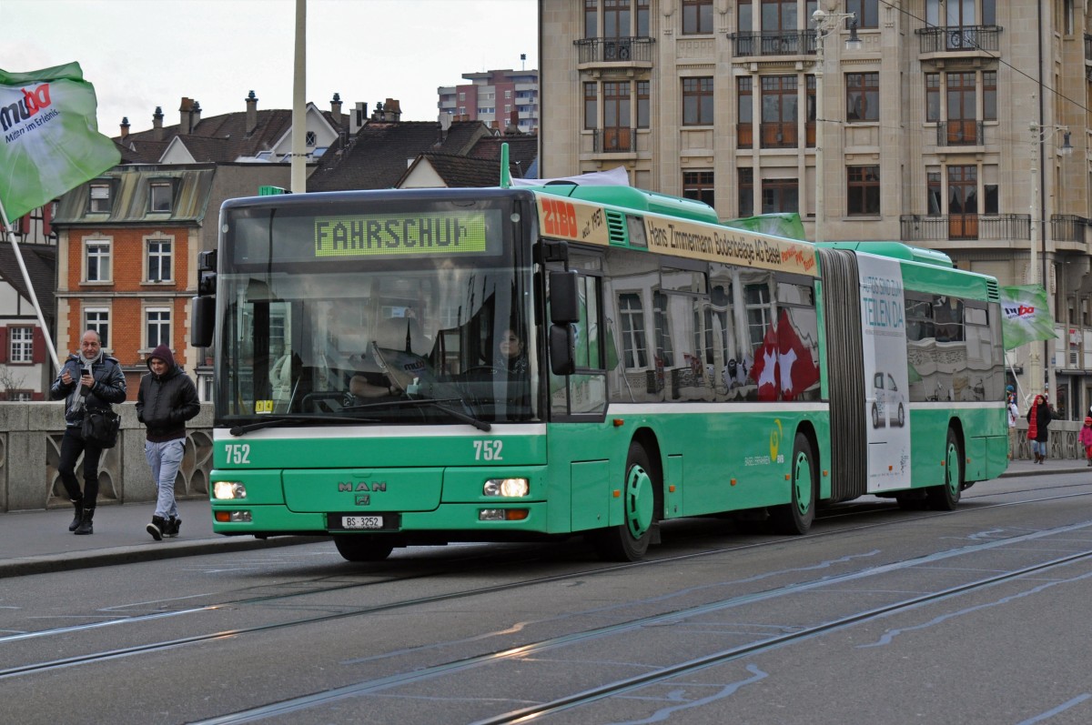 MAN Bus 752 mit der Fahrschule überquert die Mittlere Rheinbrücke. Die Aufnahme stammt vom 04.02.2015.