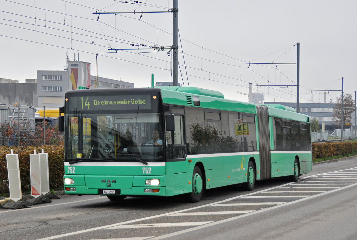 MAN Bus 752 steht als Tramersatz auf der Linie 14 im Einsatz. Hier fährt der Bus Richtung Haltestelle Lachmatt. Die Aufnahme stammt vom 26.10.2016.