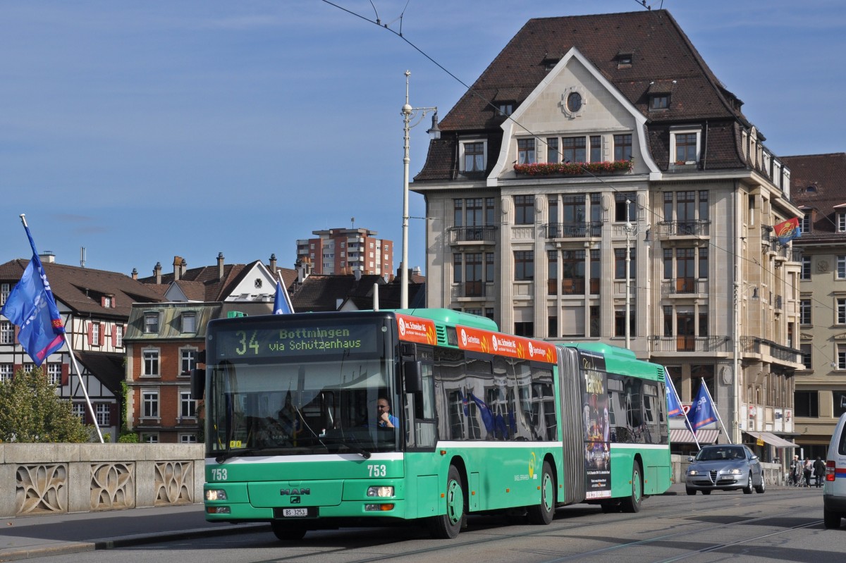 MAN Bus 753 auf der Linie 34 überquert die Mittlere Rheinbrücke. Die Aufnahme stammt vom 15.10.2014.
