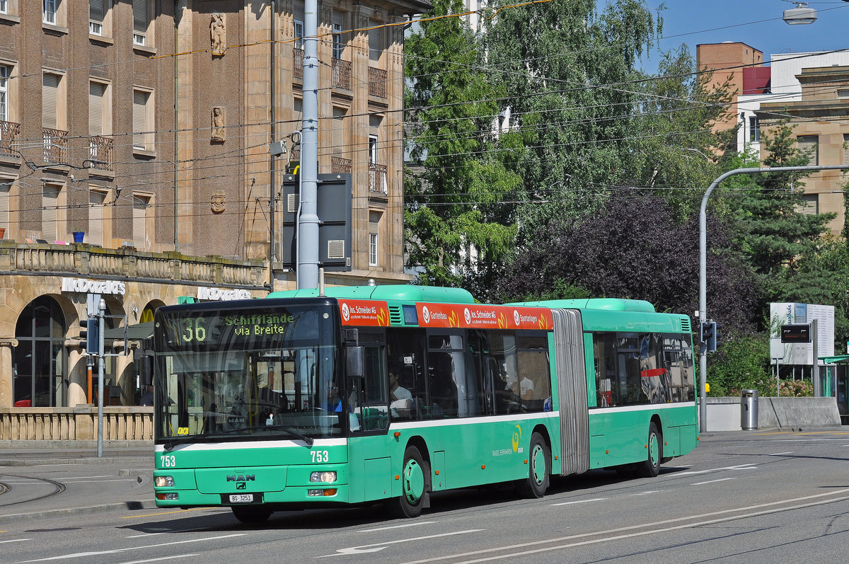 MAN Bus 753, auf der Linie 36, fährt zur Haltestelle Wettsteinallee. Die Aufnahme stammt vom 10.07.2015.