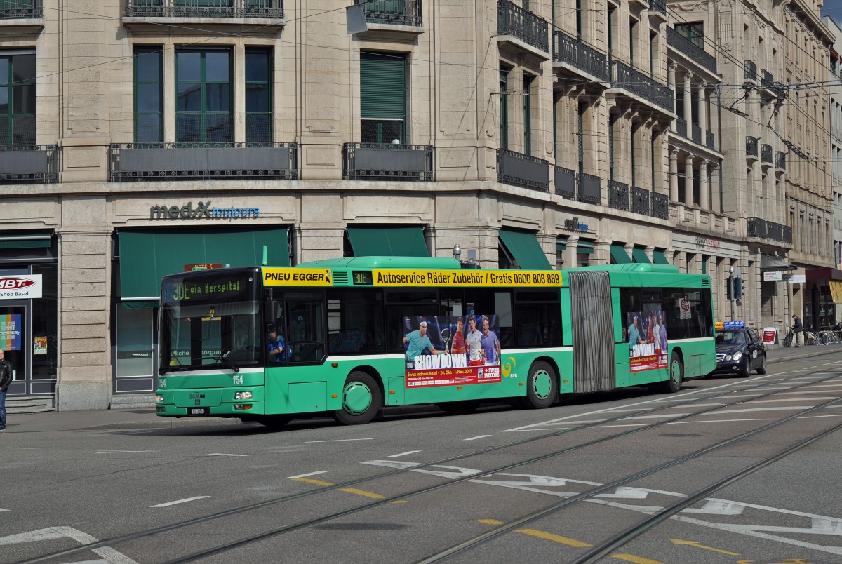 MAN Bus 754 auf der Linie 30E fährt zur Haltestelle Steinenschanze. Die Aufnahme stammt vom 06.05.2015.