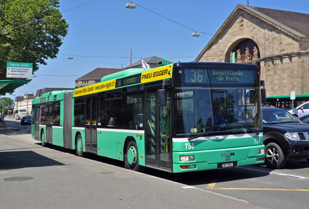 MAN Bus 754 auf der Linie 36 bedient die Haltestelle am Badischen Bahnhof. Die Aufnahme stammt vom 10.07.2015.