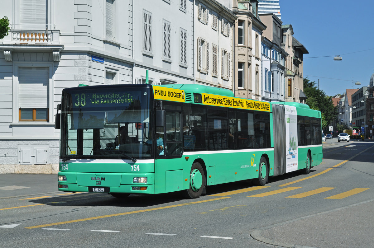 MAN Bus 754, auf der Linie 38, fährt zur Haltestelle am Wettsteinplatz. Die Aufnahme stammt vom 03.08.2015.