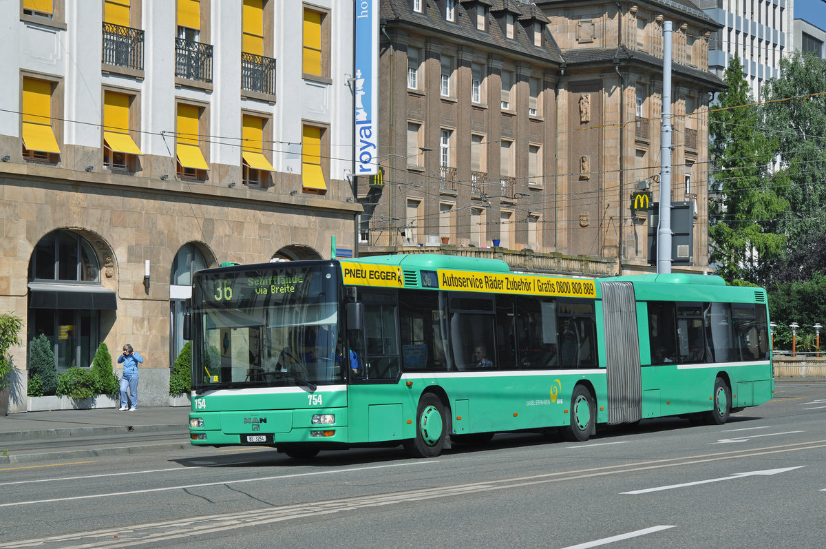 MAN Bus 754, auf der Linie 36, fährt zur Haltestelle Wettsteinallee. Die Aufnahme stammt vom 10.07.2015.